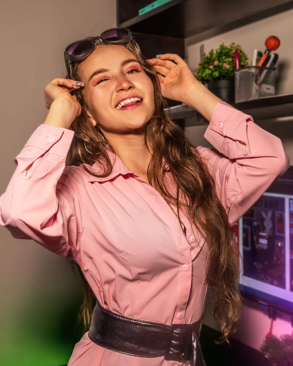 Modelo riendo en un room con luces LED de colores